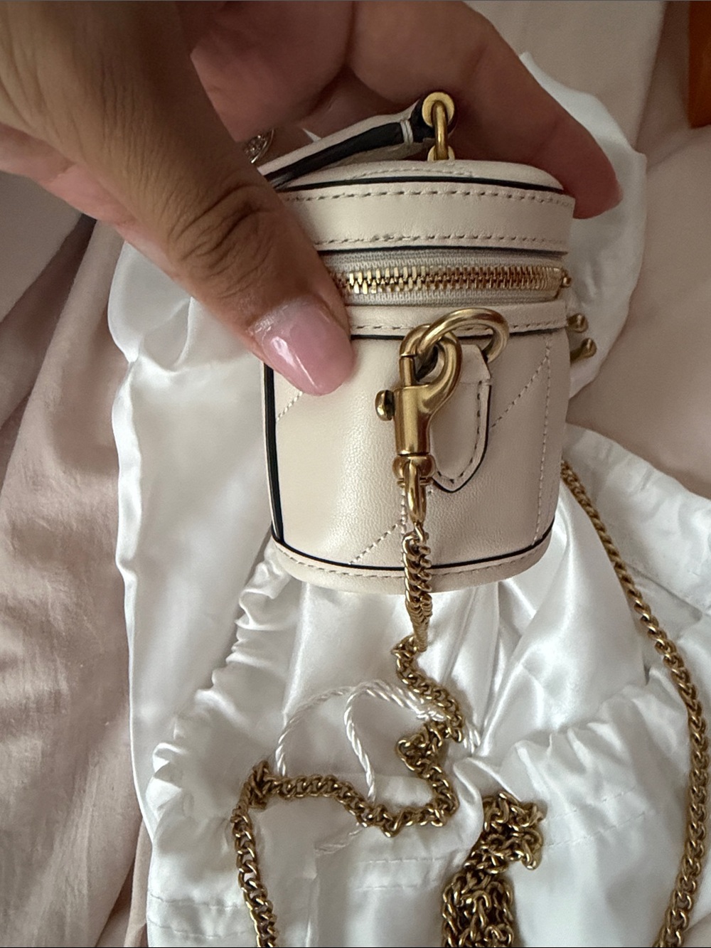 Coach Cream Quilted Leather Crossbody Bag with Gold Chain - Picture 4 of 7